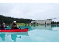 露易丝湖上的完美视角！乘着小船划进梦一般的碧绿仙境
