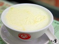 香港必吃甜品“义顺炖奶”　双层奶皮散发浓郁奶香