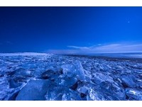 冬季奇景！北海道大津海岸“宝石冰块”　像戒指堆海边