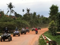 柬埔寨“泥地越野车”刺激飙速！奔驰农村赏沿途最美风景