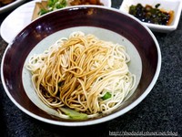 台北眷村面馆　Q弹耐吃的干面、透黑中药卤味！