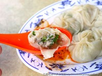 宜兰人气美食　会喷汁的小笼汤包、地狱拉面！