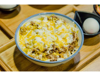 超诱人牵丝！铺上双色起司、温泉蛋的邪恶“牛N<”