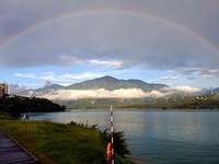 日月潭雨后美景！巨大彩虹横跨山头美得像电脑合成