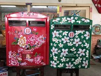 苗栗邮筒换上客家花布、油桐花新衣　模样超吸睛