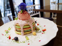 超梦幻彩虹松饼在台北！配草莓冰淇淋让你少女心大爆炸
