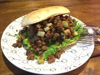 馅料爆发满出来！重量级“土石流”三明治