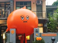 台中超萌新打卡点！橘色小怪物卡在老屋　厌世脸鸡蛋糕超Q