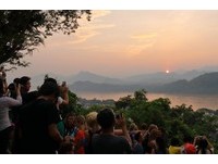 登上龙坡邦最高点“普西山”　360度赏东南亚最美夕阳