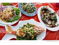 垦丁小海港现捞海鲜！　必吃招牌“蒜味干煎鱼”