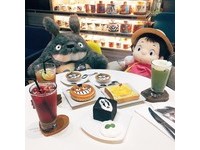 与超萌“龙猫”共进下午茶　一整面书墙有2000本漫画！