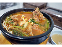 台北人气平价韩食馆　炖煮入味的马铃薯排骨汤