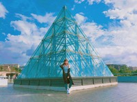 “迷你版玻璃金字塔”在台北！还能近距离看飞机呼啸而过