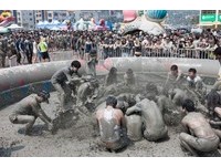 吃遍全韩炸鸡再做泥浆浴　韩国两大人气庆典暑假登场