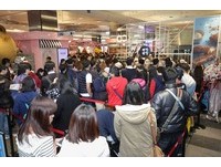 ZAKUZAKU棒棒泡芙开幕人气高　营业前逾200人排队