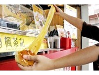 手好酸！芝心馅狂拉50cm　“黄金起司瀑布”让小店爆红