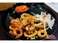 高雄新开幕深夜串烧店　酥炸大鱿鱼沾上莎莎酱超对味！