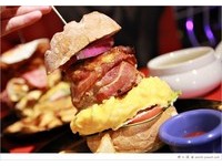 鱼、炸鸡、牛肉都夹进去！吃到下巴脱臼的巨无霸汉堡