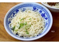 朴实古早味！台北傻瓜干面淋上乌醋、辣渣超对胃
