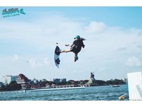 在水上自在翱翔！高雄莲潭“缆绳滑水”玩一次就爱上