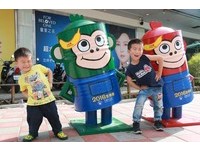 拍照新热点！花莲市区出现手插腰“歪筒猴”