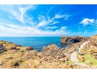 湛蓝湖水穿过海蚀门　澎湖就有隐藏版“蓝窗”美景