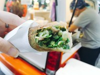礁溪隐藏版美食！17公分脆皮葱卷　青葱内馅多到炸出来