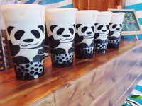 慵懒熊猫就在杯子上！一中街手摇饮疗愈至极