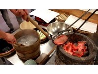 秋田男鹿特有“石烧锅”　碳烧红通通海石沸腾海鲜