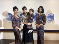 新加坡航空欢庆50周年！大人抽机票　小孩抢扮空服员