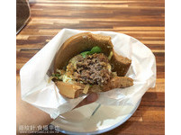 台北新式创意刈包！夹入会弹跳的牛肉丸子