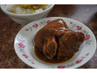 台中在地人推荐！传统古法甘蔗卤汁超入味“猪脚”饭