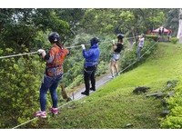 挑战胆量！桃园极限运动入门款　在3层楼高空学螃蟹走路