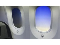 为什么飞机起降时　空姐总要求打开窗子？