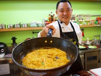 台湾味烹饪教室　国宴主厨陪逛菜市场、DIY黄金埔里米粉