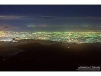 全台最遥远夜景！从玉山北峰上　竟拍到130公里外澎湖