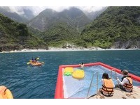 花莲新玩法！划海洋独木舟、泡海上泳池
