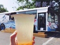 巴士排队人潮竟不是等上车！台中废弃巴士变身“手摇饮吧”