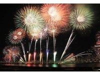 水中花火像“孔雀开屏”　大阪淀川烟火大会8/6施放