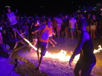派对动物必朝圣！泰国“满月派对”两公里沙滩电音狂欢整夜