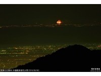 梅雨季阿里山能见度佳　竟拍到“澎湖花火节”绽放瞬间