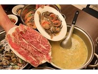 台南超人气“海鲜塔”火锅　汤底还可煮成牛肉蟹黄粥