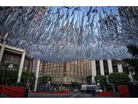 洛杉矶百年公园水波雕塑　空中飘超像银色极光