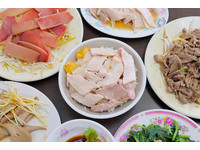 肉盖好盖满超浮夸！台中火鸡肉片饭、鱿鱼羊肉羹