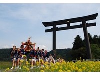 34米世界最大“钢铁鸟居”站在田中央　纯朴静谧感超美