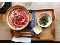 八小时熬制牛大骨高汤！台南“鲜烫玫瑰牛肉汤”现场汆烫