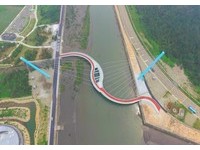 海岸线新地标！高美湿地景观桥　空拍照公开