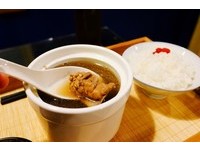 台南传承五代的中药铺大转型　改卖热腾腾鸡汤、肉骨茶