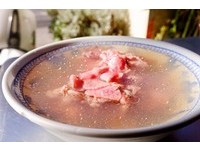 台南南区牛肉汤老店　一碗100元还附肉燥饭！