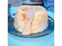 芋泥像熔岩般流出！民生社区超夯排队冰店卖完等下次
